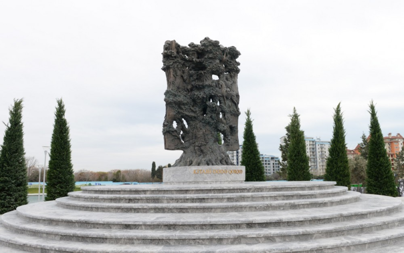 File:Dädä Gorgudi monument_Bakuu.jpg